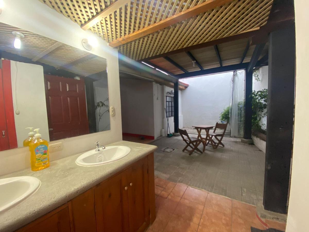 El Extranjero Hostal Antigua Exteriör bild