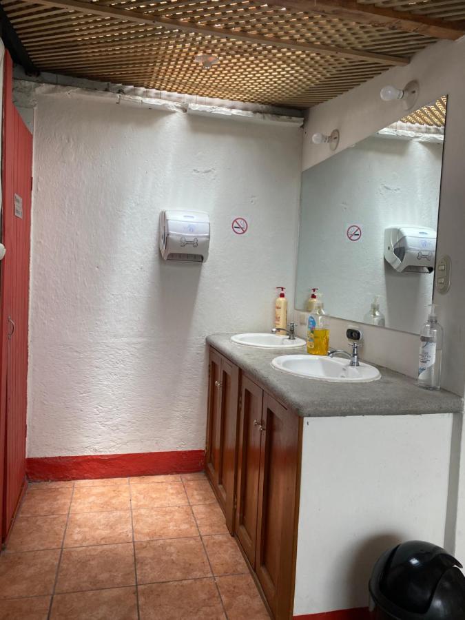 El Extranjero Hostal Antigua Exteriör bild