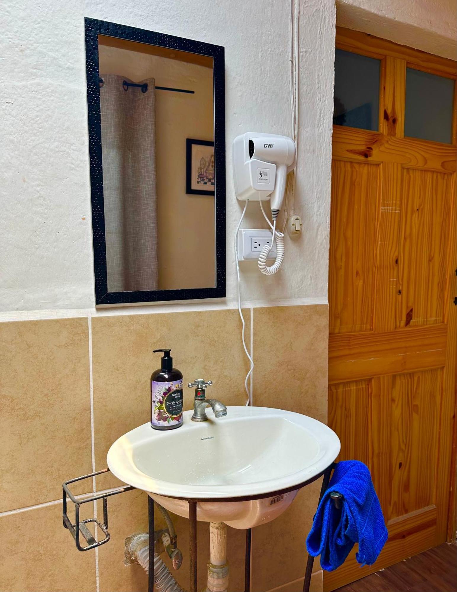 El Extranjero Hostal Antigua Exteriör bild